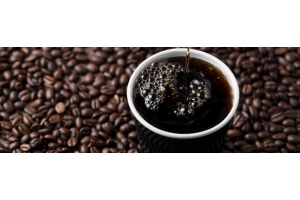 Americano z ziarnami kawy w tle