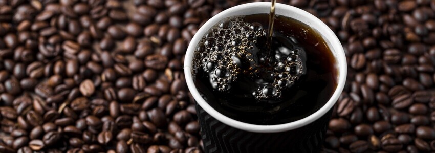Americano z ziarnami kawy w tle