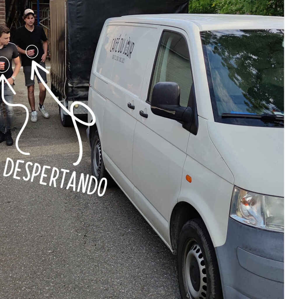 Pijący Despertando przy magazynie