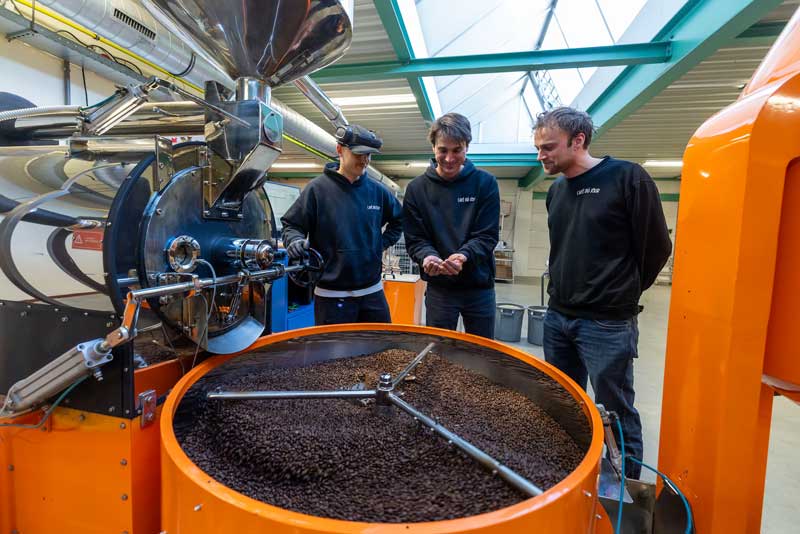 Bracia stojący za Café du Jour przy piecu w naszej własnej palarni